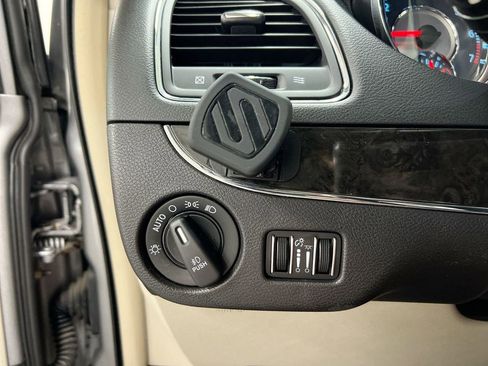 Used 2014 Chrysler Town & Country Touring image 13