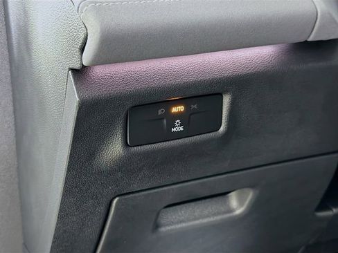 New 2026 Volkswagen Tiguan SE FWD image 10
