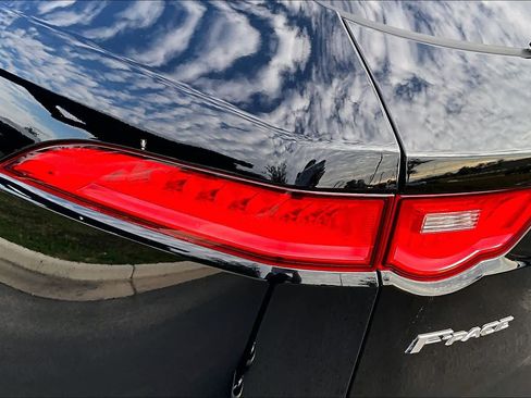 Used 2019 Jaguar F-PACE Premium image 28