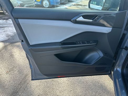 Used 2023 Volkswagen Taos SEL image 5