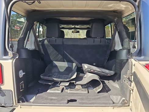 Used 2016 Jeep Wrangler Unlimited Sahara image 16