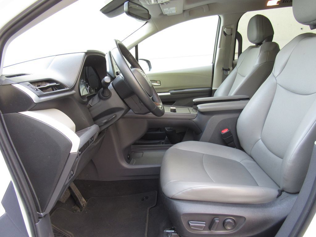 Certified 2023 Toyota Sienna XLE FWD image 10