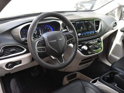 Used 2024 Chrysler Pacifica Touring-L FWD image 18