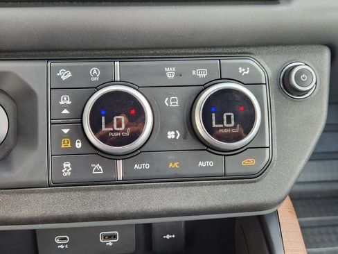 Used 2023 Land Rover Defender 90 X AWD/4WD image 18