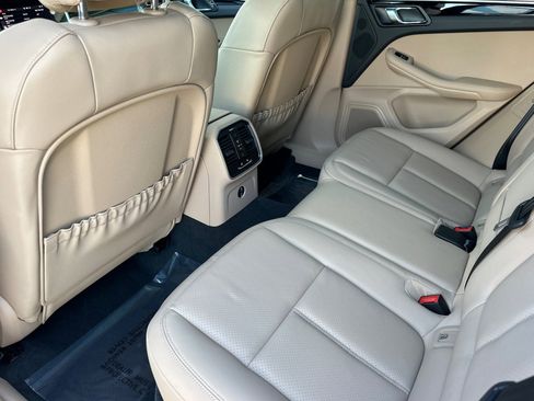 Used 2025 Porsche Macan AWD image 13