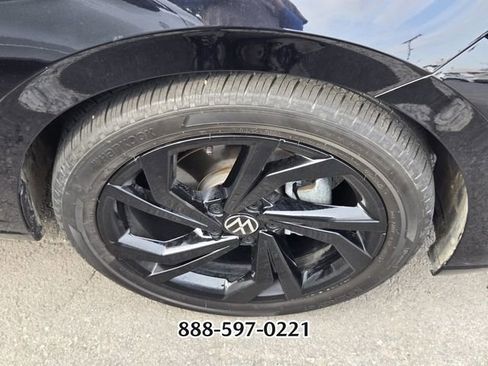 Used 2025 Volkswagen Jetta SE FWD image 9
