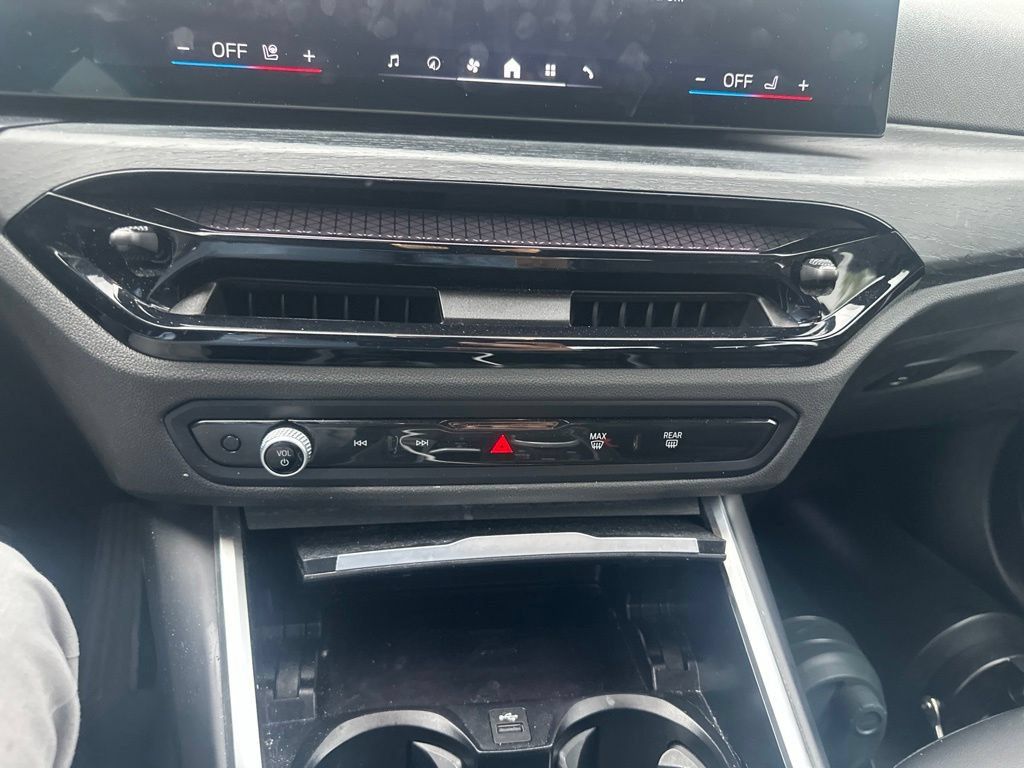 Used 2025 BMW 330i xDrive Sedan AWD/4WD image 26