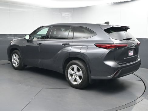 Certified 2022 Toyota Highlander LE image 6