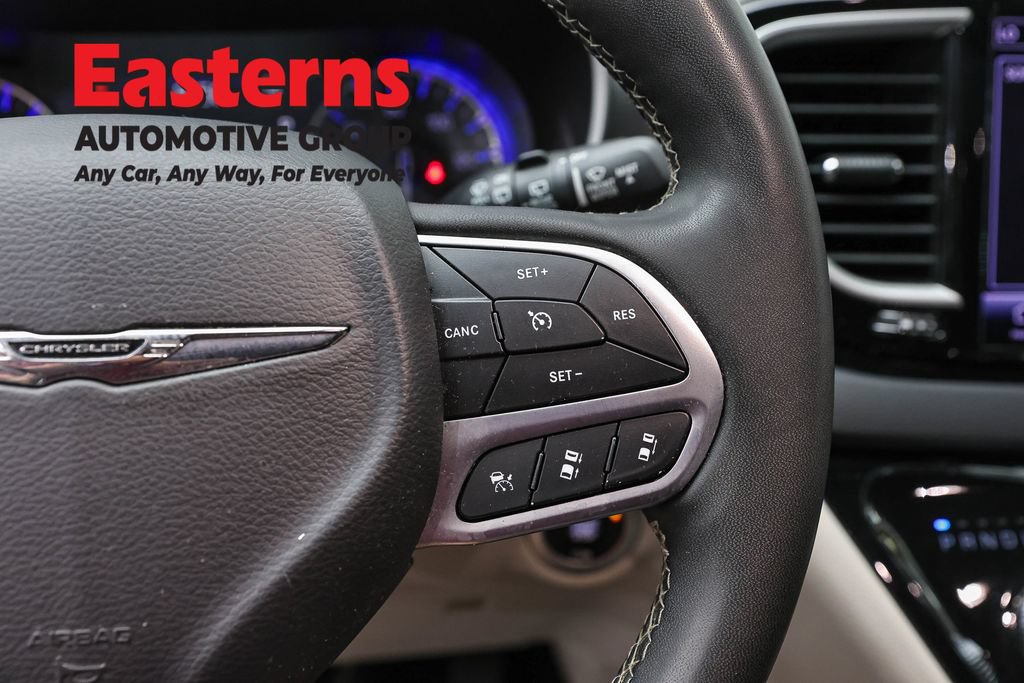 Used 2023 Chrysler Pacifica Touring-L FWD image 17