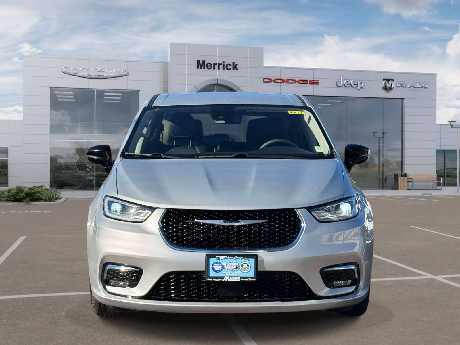 Certified 2024 Chrysler Pacifica Touring-L FWD image 2