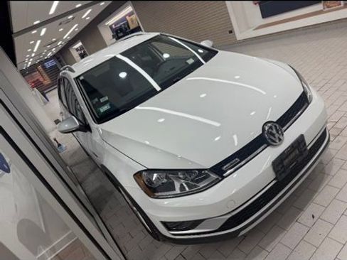Used 2017 Volkswagen Golf Alltrack S image 2