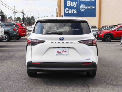 Used 2024 Toyota Sienna LE image 8