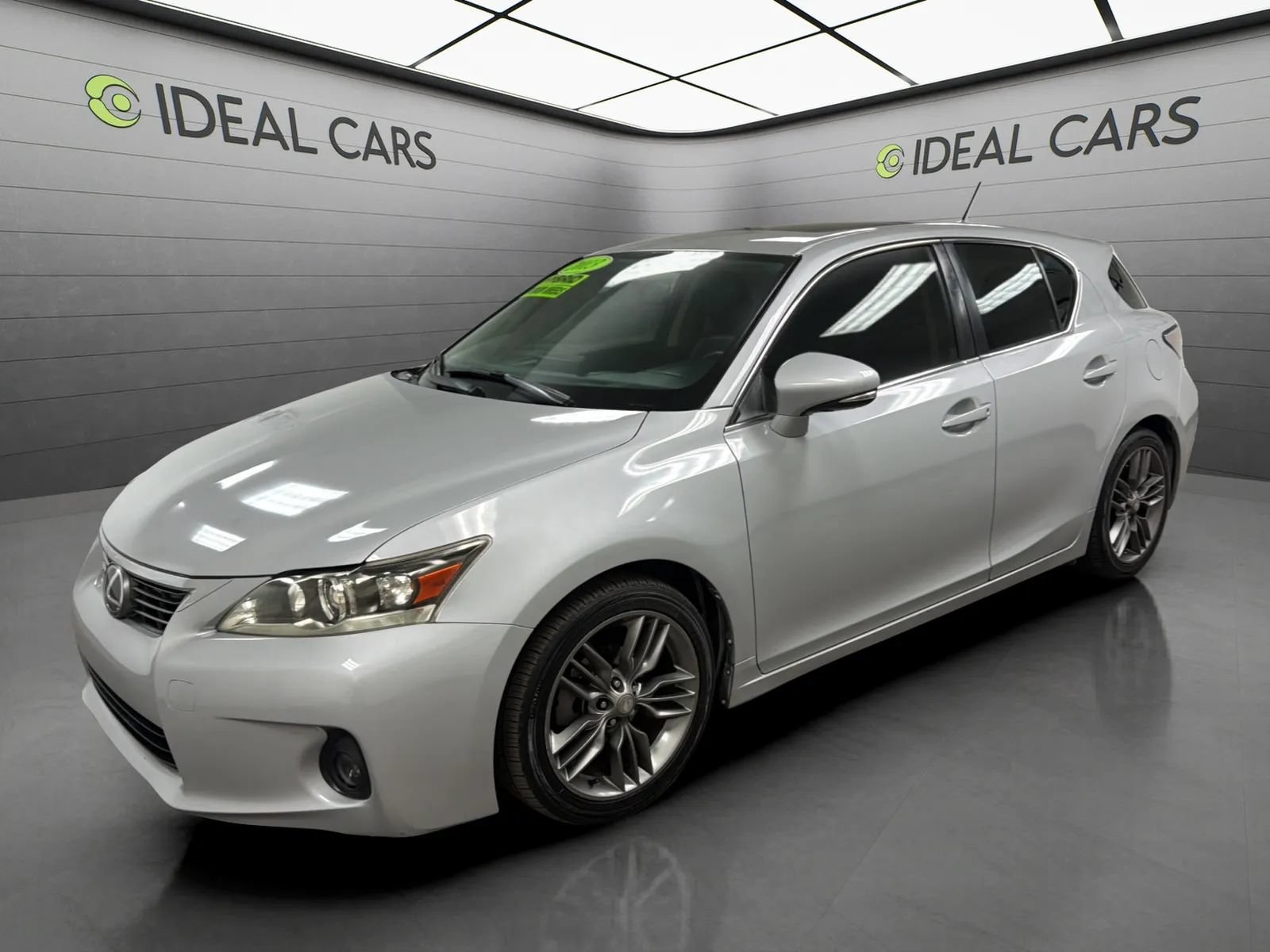 Used 2013 Lexus CT 200h w/ Premium Pkg w/Navigation FWD image 1