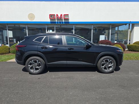 Used 2026 Chevrolet Trax LT w/ Sunroof Package FWD image 2