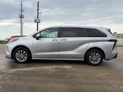 Used 2025 Toyota Sienna LE FWD image 6