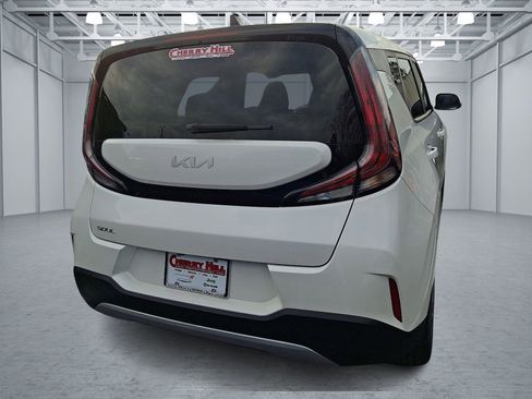 Used 2023 Kia Soul LX image 3