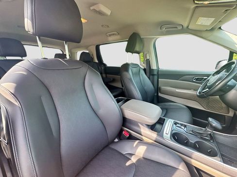 Certified 2026 Kia Carnival EX FWD image 32