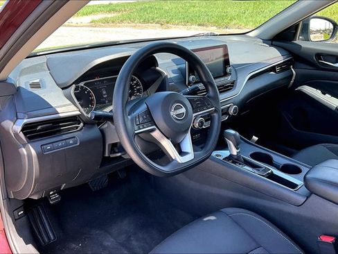 Used 2025 Nissan Altima 2.5 SV image 12