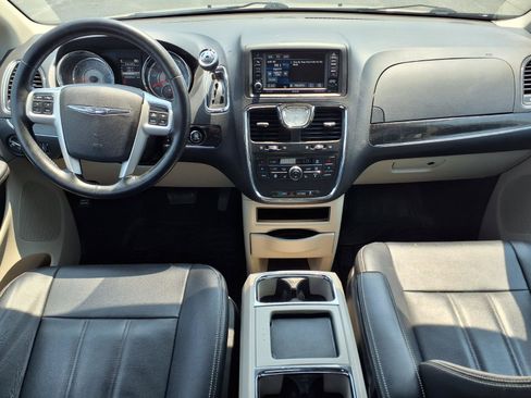 Used 2016 Chrysler Town & Country Touring w/ Driver Convenience Group FWD image 17