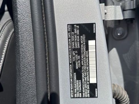 Certified 2025 Volvo XC40 B5 Plus AWD/4WD image 28