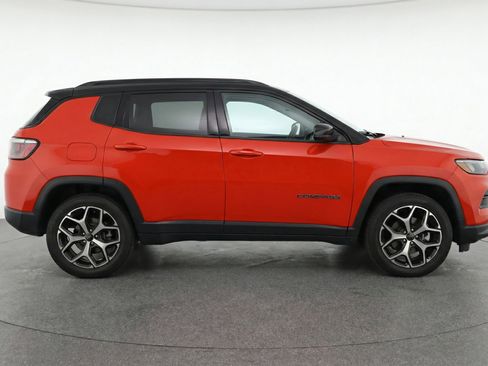 Used 2025 Jeep Compass Limited image 11