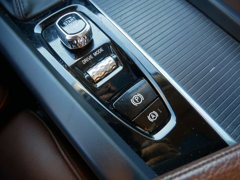 Used 2019 Volvo XC60 T5 Momentum w/ Multimedia Package image 29