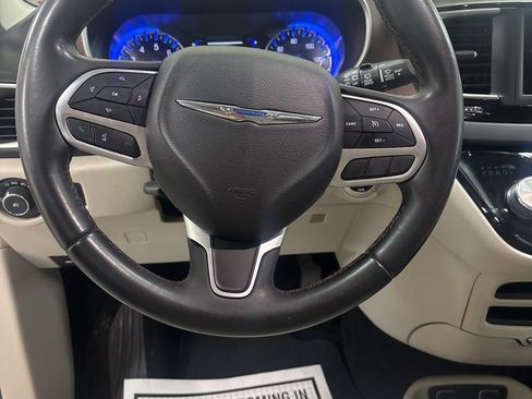 Used 2018 Chrysler Pacifica Touring-L w/ Tire & Wheel Group FWD image 13