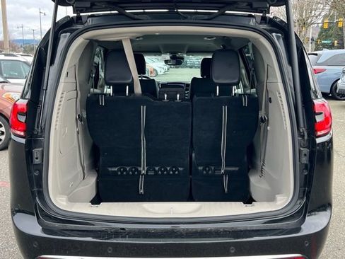 Used 2023 Chrysler Pacifica Touring-L image 12