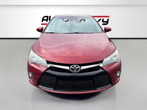 Used 2017 Toyota Camry SE image 2