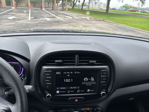Used 2025 Kia Soul LX w/ LX Technology Package FWD image 17