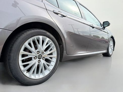 Used 2018 Toyota Camry XLE FWD image 13