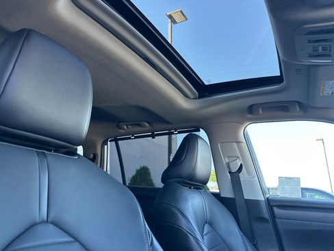 Used 2021 Toyota Highlander XLE AWD/4WD image 18
