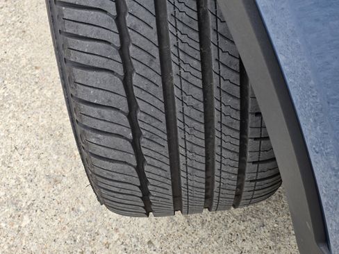 Used 2025 Volvo XC40 B5 Plus image 17