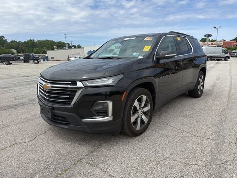 Used 2022 Chevrolet Traverse LT w/ LT Premium Package AWD/4WD image 2