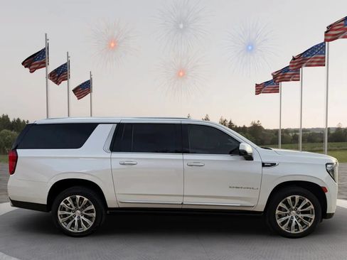 Used 2021 GMC Yukon XL Denali w/ Denali Premium Package AWD/4WD image 3