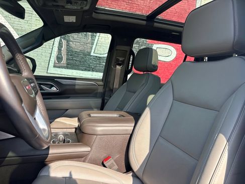Used 2023 GMC Yukon XL SLT AWD/4WD image 14