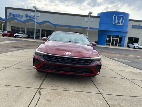Used 2025 Hyundai Elantra Limited FWD image 3