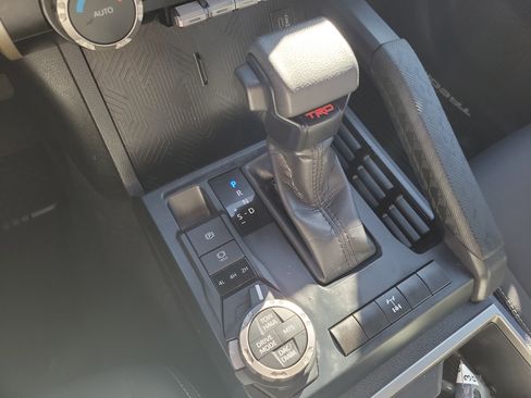 Certified 2025 Toyota Tacoma TRD Off-Road image 31