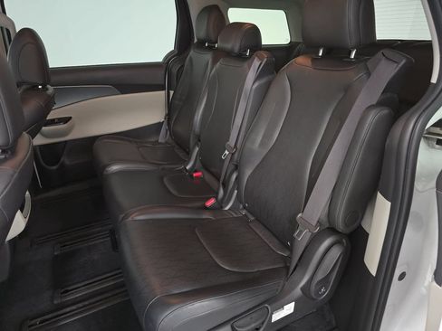 Used 2022 Kia Carnival LX FWD image 24