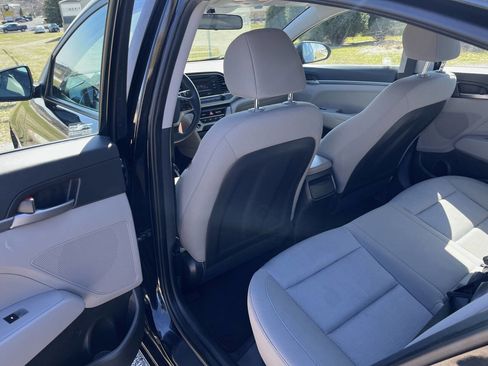 Used 2017 Hyundai Elantra SE w/ Cargo Package image 23