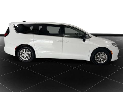 Used 2024 Chrysler Pacifica Touring-L FWD image 6