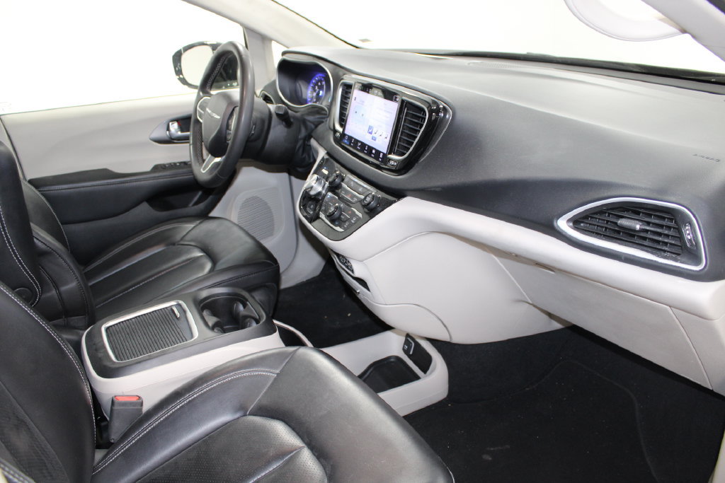 Used 2024 Chrysler Pacifica Touring-L FWD image 22