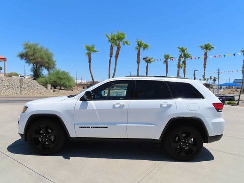 Used 2018 Jeep Grand Cherokee Laredo AWD/4WD image 4