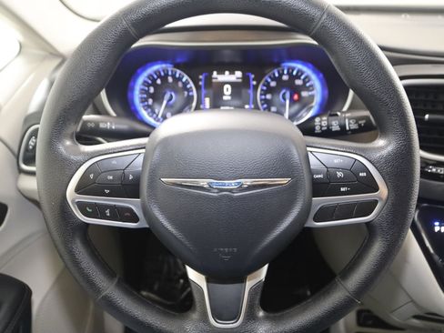 Used 2020 Chrysler Pacifica Touring FWD image 36