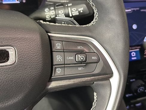 Used 2023 Jeep Grand Cherokee Limited image 16