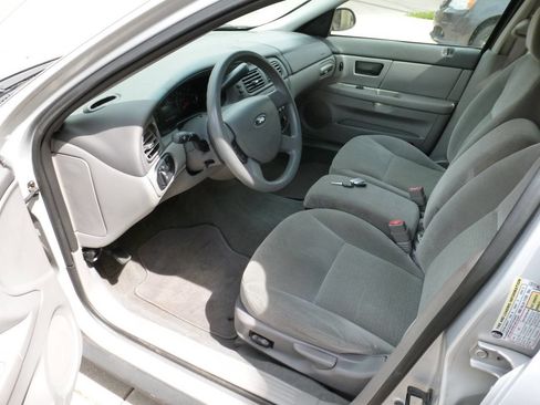 Used 2007 Ford Taurus SE FWD image 9
