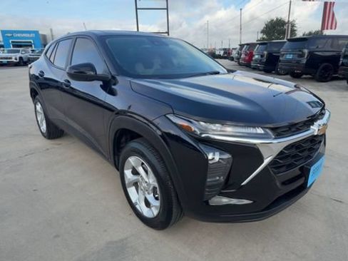 Used 2025 Chevrolet Trax LS w/ LS Convenience Package FWD image 2