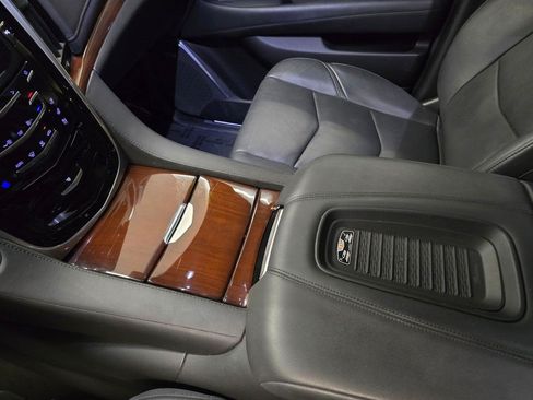 Used 2019 Cadillac Escalade Luxury AWD/4WD image 26
