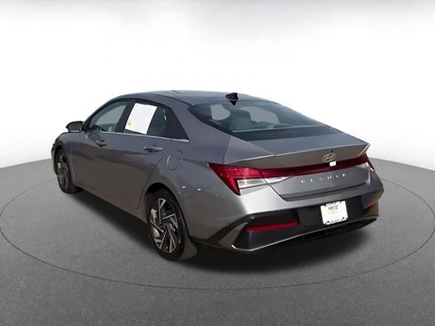 Used 2025 Hyundai Elantra SEL image 11