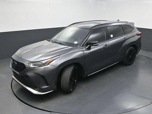 Used 2023 Toyota Highlander XSE FWD image 34